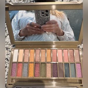 Ellen Tracy Eyeshadow Palette - Multi-Color